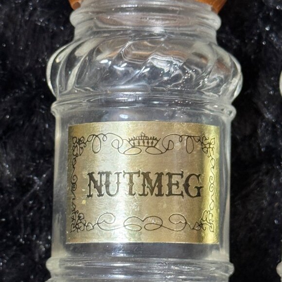 Vintage Glass Spice Jars Set Of 6 With Wooden Lids & Gold Embossed Labels - Picture 6 of 9